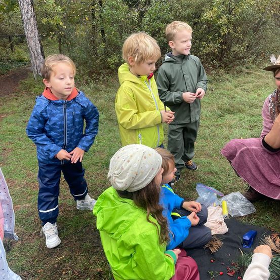Bild enthält, Coat, Grass, Park, Vegetation, Pants, People, Person, Portrait, Boy, Child