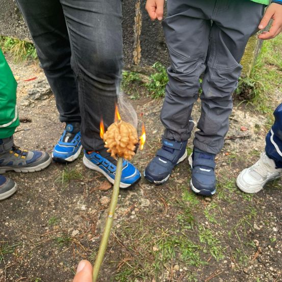 Bild enthält, Shoe, Pants, Soil, Sneaker, Boy, Child, Male, Person, Grass, Jeans