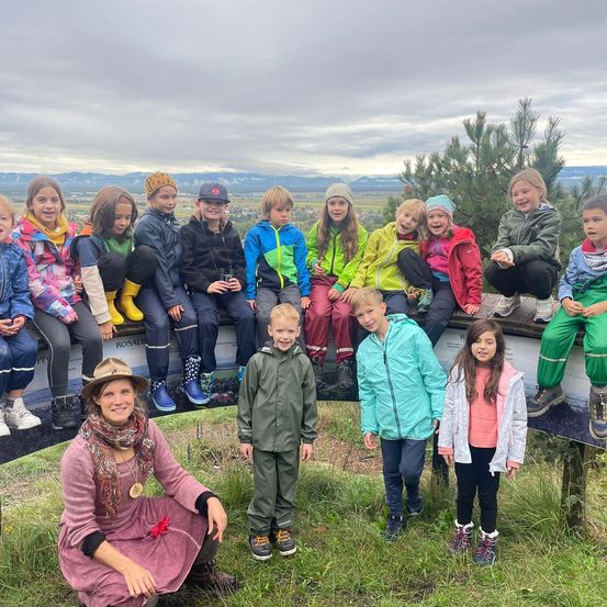 Bild enthält, People, Person, Pants, Adult, Female, Woman, Nature, Outdoors, Grass, Park