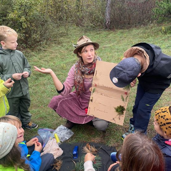 Bild enthält, Soil, Vegetation, Grass, Person, Photography, Portrait, Park, Boy, Child, Male