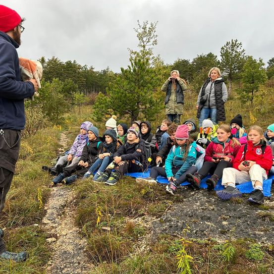 Bild enthält, People, Person, Nature, Outdoors, Bag, Child, Female, Girl, Adult, Man