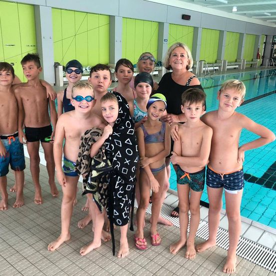 Bild enthält, People, Person, Adult, Female, Woman, Pool, Water, Shorts, Swimming Pool, Child