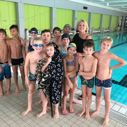 Bild enthält, People, Person, Adult, Female, Woman, Pool, Water, Shorts, Swimming Pool, Child