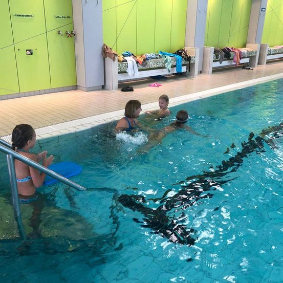 Bild enthält, Person, Swimming, Water, Water Sports, Pool, Swimming Pool, Outdoors, Face, Head, Aerial View