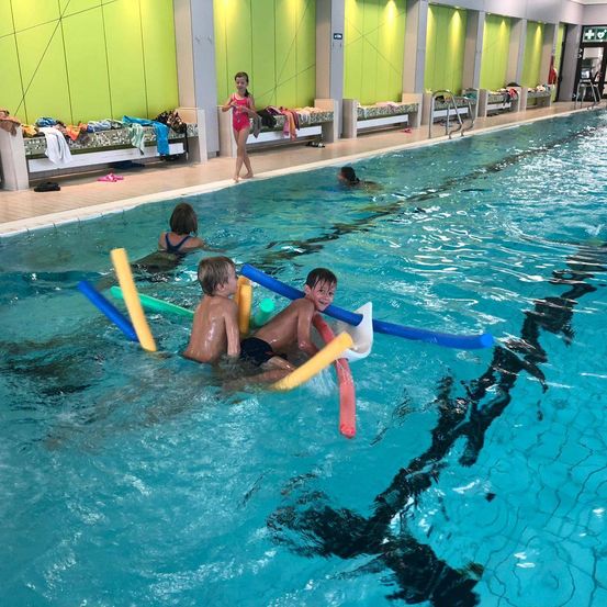 Bild enthält, Person, Swimming, Water, Water Sports, Pool, Swimming Pool, Face, Head, Clothing, Shorts