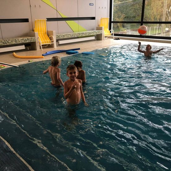 Bild enthält, Water, Bathing, Boy, Child, Male, Person, Pool, Swimming Pool, Basketball (Ball), Face