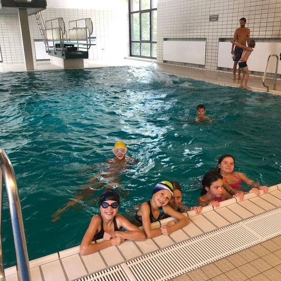 Bild enthält, Person, Swimming, Water, Pool, Swimming Pool, Adult, Male, Man, Female, Woman