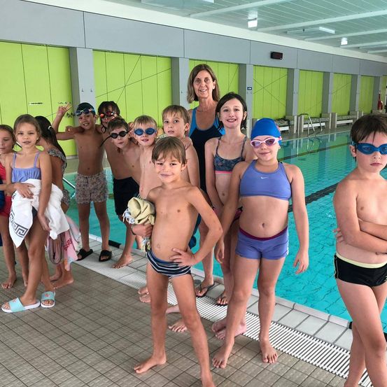 Bild enthält, People, Person, Sunglasses, Boy, Child, Male, Shorts, Swimwear, Pool, Water