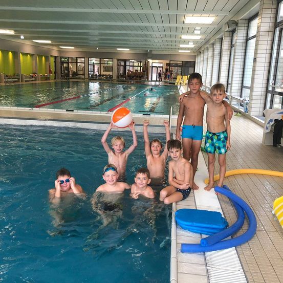 Bild enthält, Pool, Water, Swimming Pool, People, Person, Swimming, Shorts, Baby, Volleyball (Ball), Face