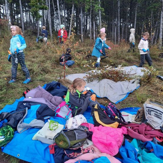 Bild enthält, Bag, Outdoors, Shelter, Vegetation, Person, Backpack, Child, Female, Girl, Backpacking