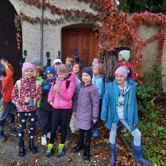 Bild enthält, Pants, Coat, Leaf, Photography, Portrait, Tree, Jacket, Shelter, People, Jeans