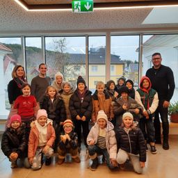 Bild enthält, People, Person, Pants, Coat, Jacket, Adult, Female, Woman, Portrait, Shelter