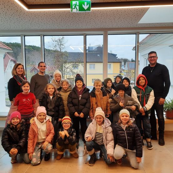 Bild enthält, People, Person, Pants, Coat, Jacket, Adult, Female, Woman, Portrait, Shelter