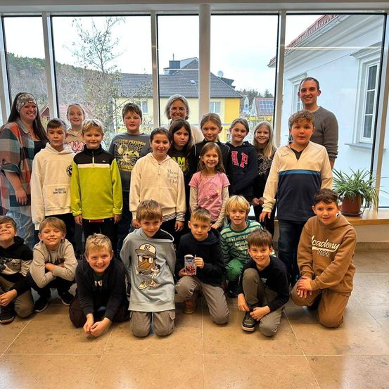 Bild enthält, People, Person, Groupshot, Boy, Child, Male, Adult, Female, Woman, Pants