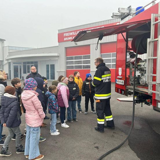 Bild enthält, Coat, Adult, Female, Person, Woman, Male, Man, Jacket, Shoe, Jeans