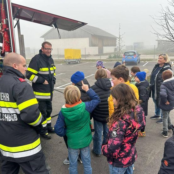 Bild enthält, Jeans, Person, Coat, Jacket, Adult, Female, Woman, Male, Man, Shoe