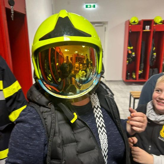 Bild enthält, Helmet, Adult, Female, Person, Woman, Fireman, Face, Head