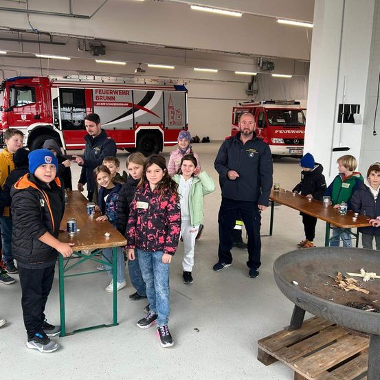 Bild enthält, People, Person, Adult, Male, Man, Coat, Female, Girl, Teen, Child