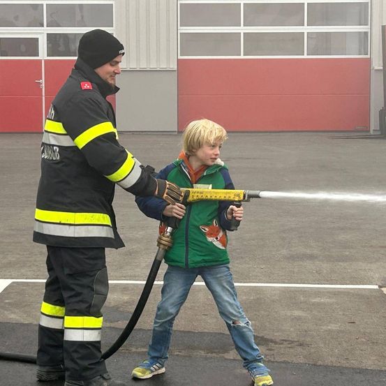 Bild enthält, Ice Hockey, Ice Hockey Stick, Rink, Skating, Sport, E-scooter, Transportation, Vehicle, Machine, Wheel