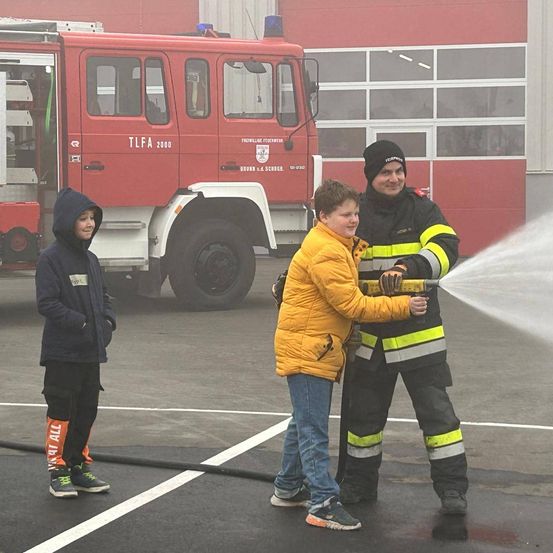 Bild enthält, Hoodie, Sweatshirt, Person, Jeans, Adult, Male, Man, Coat, Shoe, Face