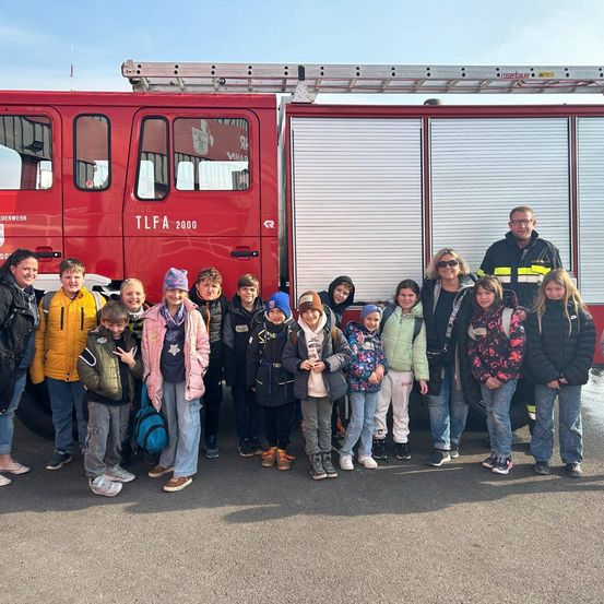 Bild enthält, Jeans, Jacket, Person, Female, Girl, Teen, Adult, Male, Man, Shoe