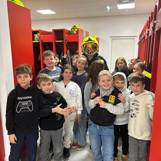 Bild enthält, People, Person, Pants, Jeans, Adult, Female, Woman, Groupshot, Photobombing, Child