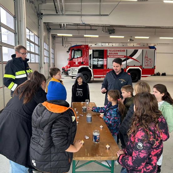 Bild enthält, Adult, Male, Man, Person, Female, Woman, Truck, Vehicle, Jeans, Shoe