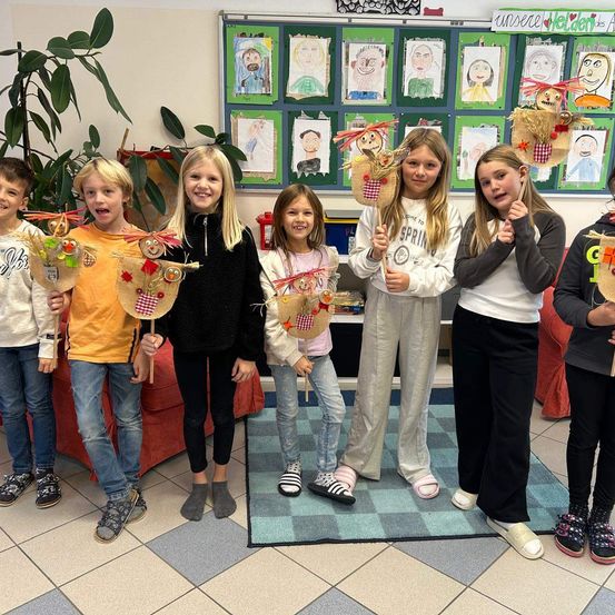 Bild enthält, Adult, Female, Person, Woman, People, Boy, Child, Male, Jeans, Girl