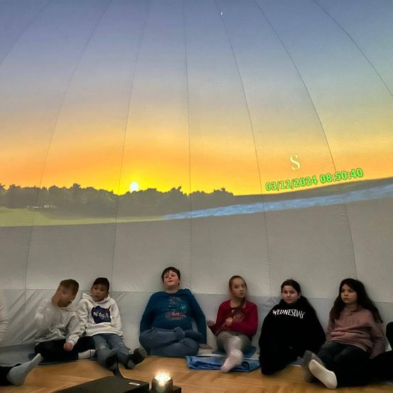 Bild enthält, People, Person, Shelter, Sky, Pants, Adult, Female, Woman, Photography, Child