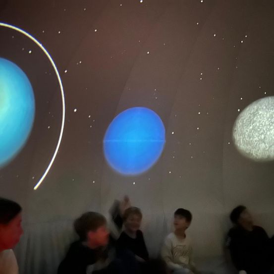 Bild enthält, Lighting, Planetarium, Night, Adult, Female, Person, Woman, Boy, Child, Male