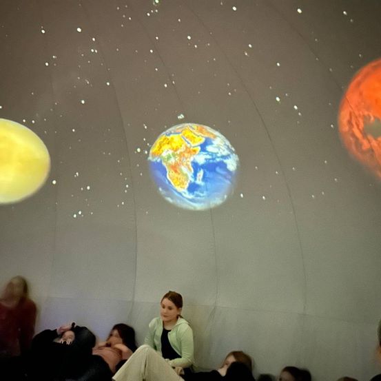 Bild enthält, Building, Planetarium, Person, Astronomy, Outer Space, Planet, Face, Head, Sphere, Globe