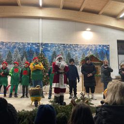 Bild enthält, Coat, Person, Festival, Adult, Female, Woman, Christmas, Glove, Face, Shoe