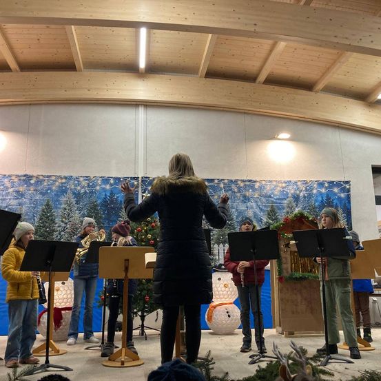 Bild enthält, Adult, Female, Person, Woman, Crowd, Jeans, Coat, Face, Musician, Audience