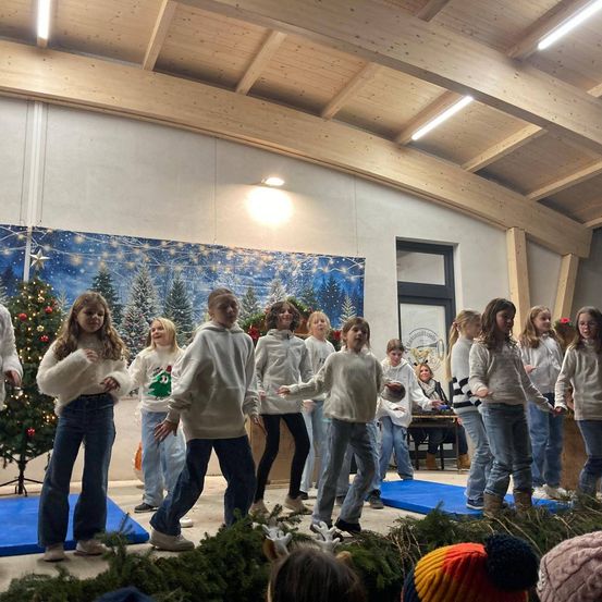 Bild enthält, Pants, People, Person, Jeans, Shoe, Adult, Female, Woman, Coat, Sweater