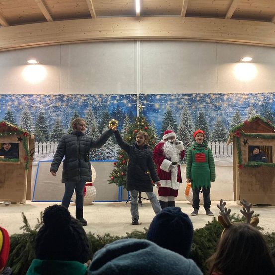 Bild enthält, Coat, Adult, Female, Person, Woman, Festival, Christmas, Jacket, Jeans, Face