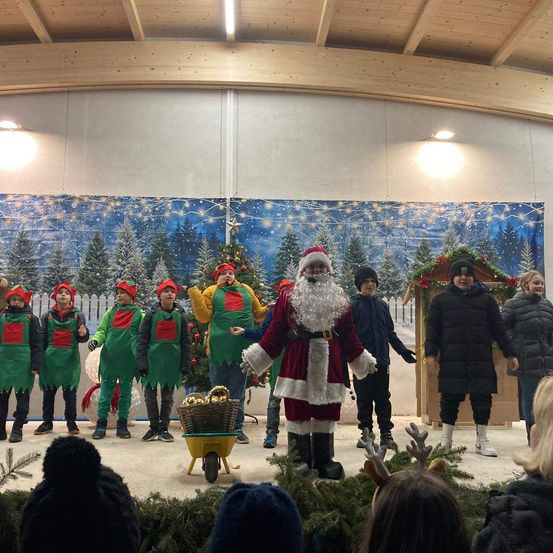 Bild enthält, Festival, Christmas, Coat, Adult, Female, Person, Woman, Child, Girl, Face