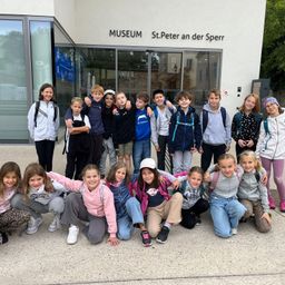 Bild enthält, College, People, Person, Child, Female, Girl, Shoe, Pants, Face, Jeans