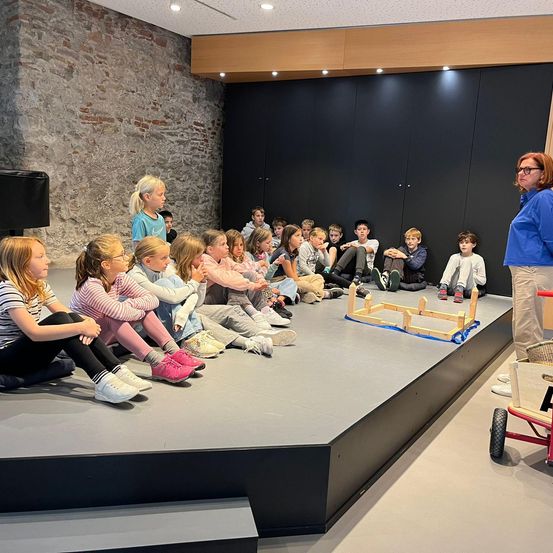 Bild enthält, People, Person, Crowd, Classroom, Indoors, School, Audience, Adult, Male, Man