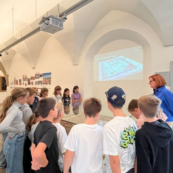 Bild enthält, Person, Adult, Female, Woman, Jeans, Pants, Indoors, Baseball Cap, Face, People