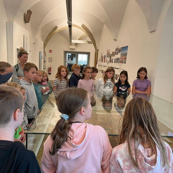 Bild enthält, People, Person, Child, Female, Girl, Indoors, Face, Student, Museum, Boy