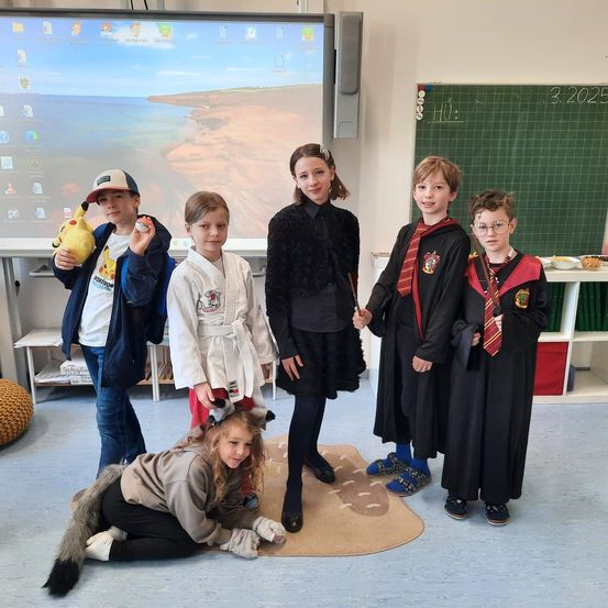 Bild enthält, People, Person, Pants, Portrait, Student, Child, Female, Girl, Boy, Male