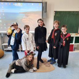 Bild enthält, People, Person, Pants, Portrait, Student, Child, Female, Girl, Boy, Male