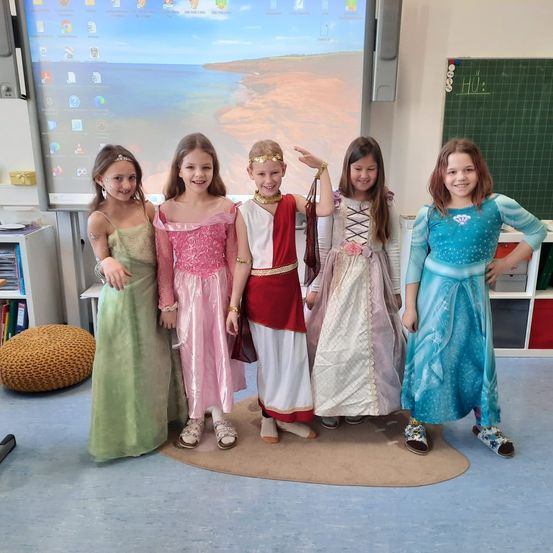 Bild enthält, Groupshot, Person, Child, Female, Girl, Clothing, Dress