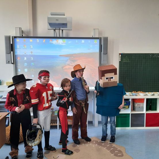 Bild enthält, Desk, Furniture, Table, Box, Helmet, Person, Student, Speaker, Monitor, Shoe