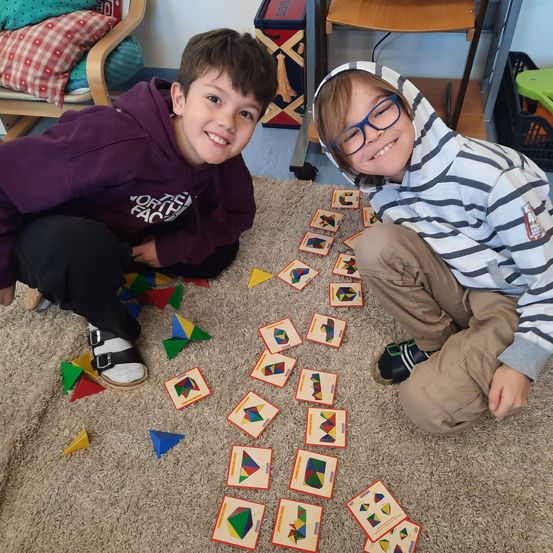 Bild enthält, Person, Photography, Portrait, Glasses, Pants, Boy, Child, Male, T-Shirt, Text