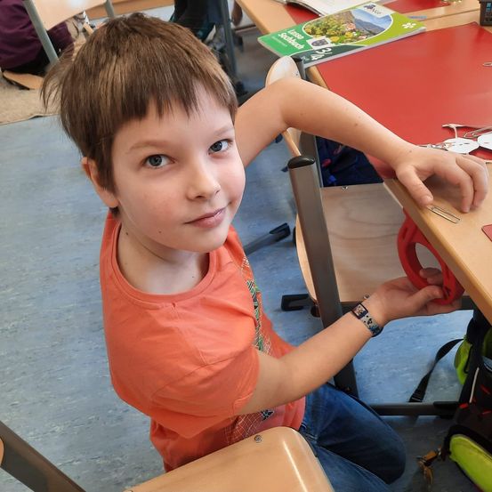 Bild enthält, Person, Photography, Portrait, Table, Desk, Plywood, Wood, Boy, Child, Male