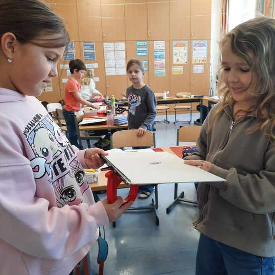 Bild enthält, Person, Student, Adult, Female, Woman, Boy, Child, Male, Head, Face