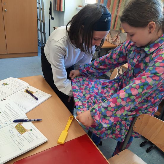 Bild enthält, Adult, Female, Person, Woman, Text, Student, Pen