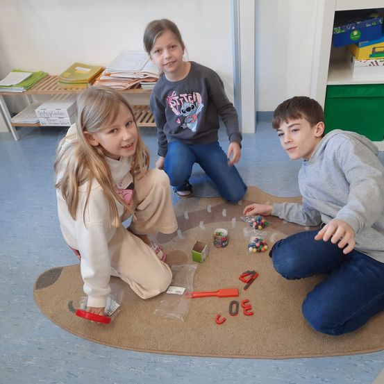 Bild enthält, Pants, Floor, Play, Table, Child, Female, Girl, Person, Boy, Male