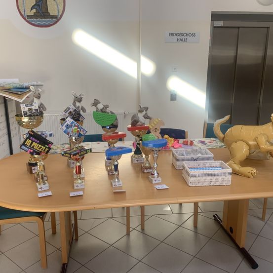 Bild enthält, Furniture, Table, Tabletop, Chair, Desk, Toy